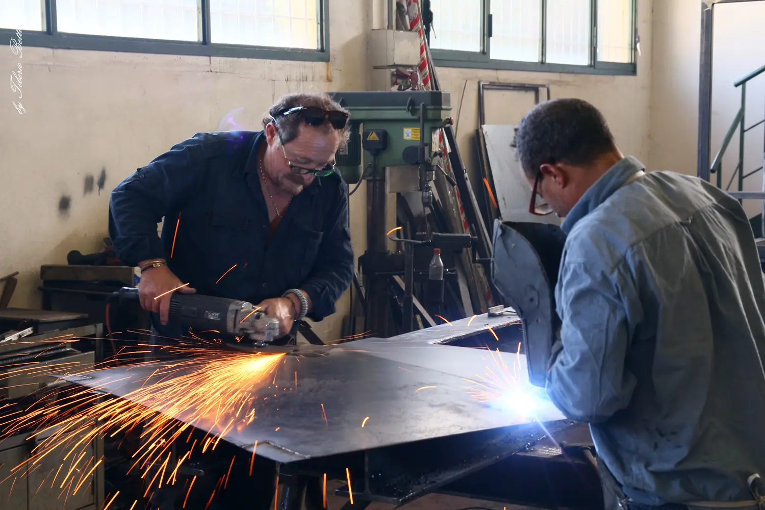Lavorazione del metallo in officina (foto 12)
