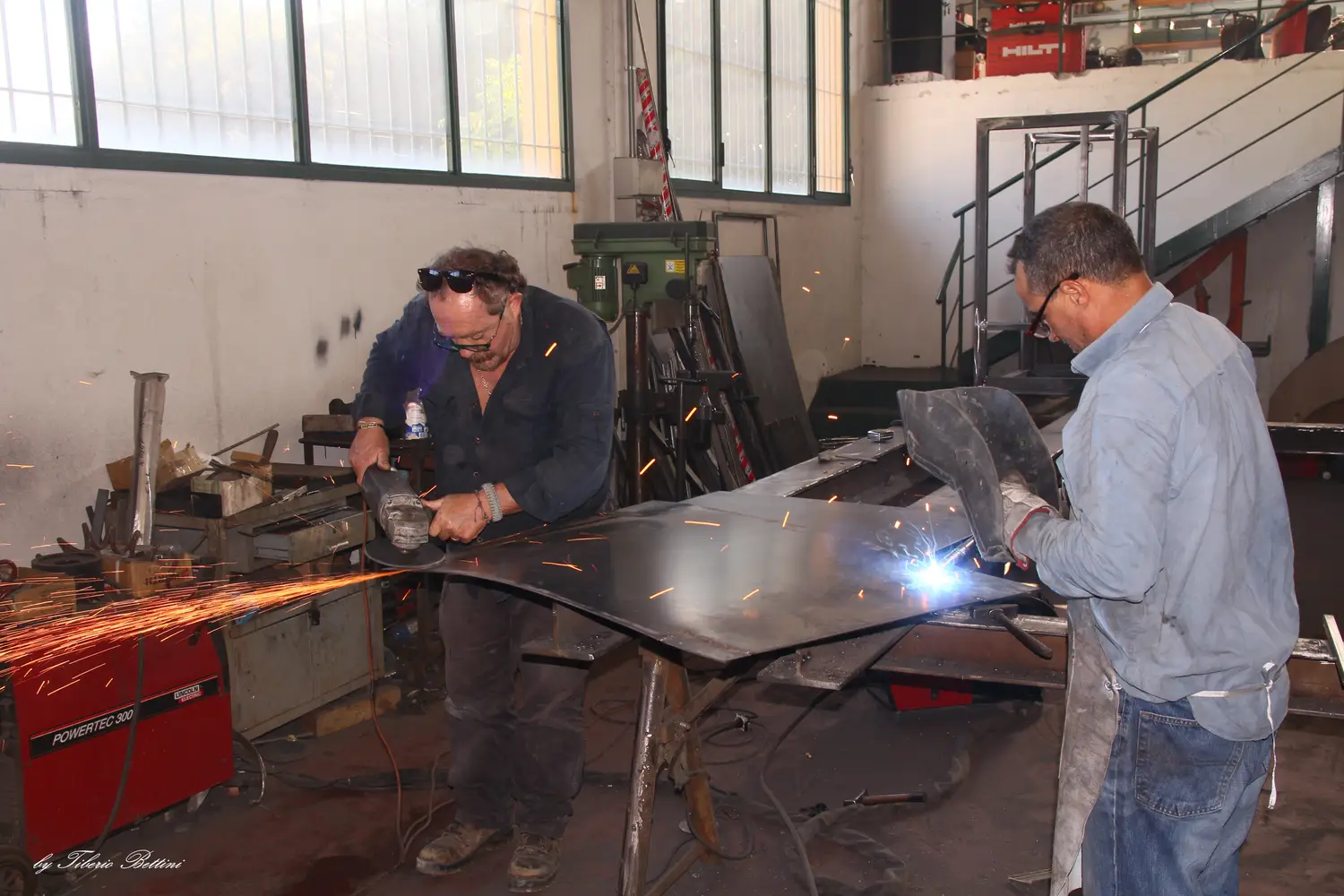 Lavorazione del metallo in officina (foto 13)
