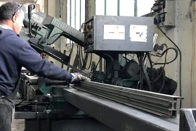 Lavorazione del metallo in officina (foto 135)