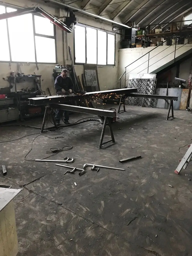 Lavorazione del metallo in officina (foto 136)
