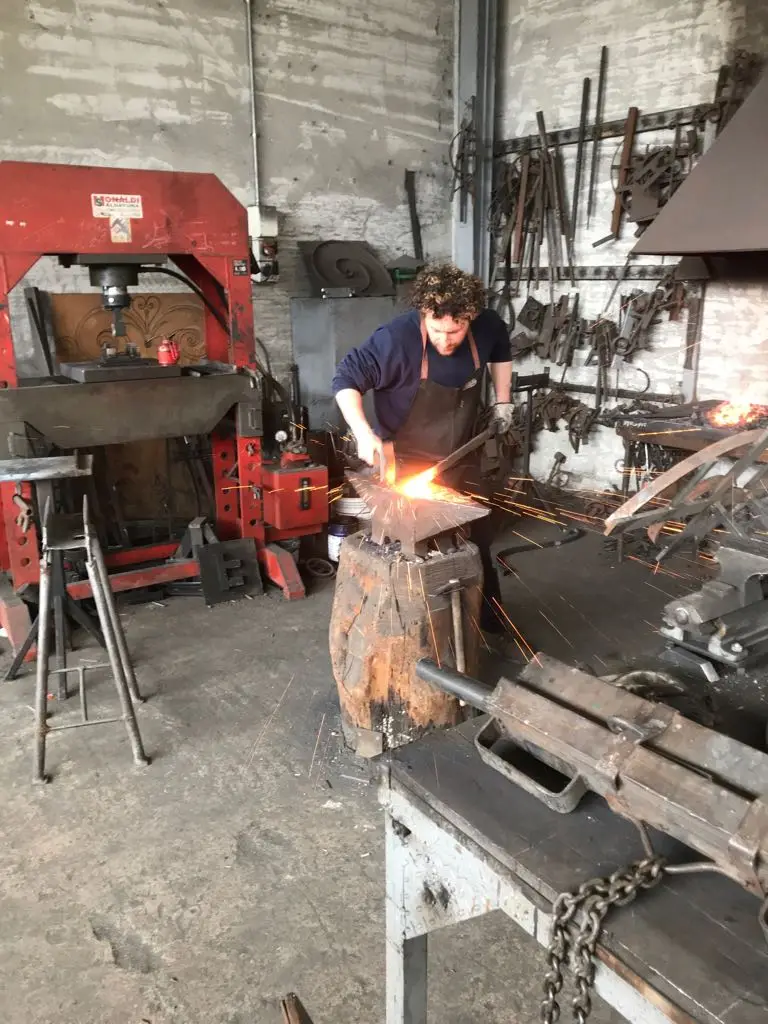 Lavorazione del metallo in officina (foto 138)