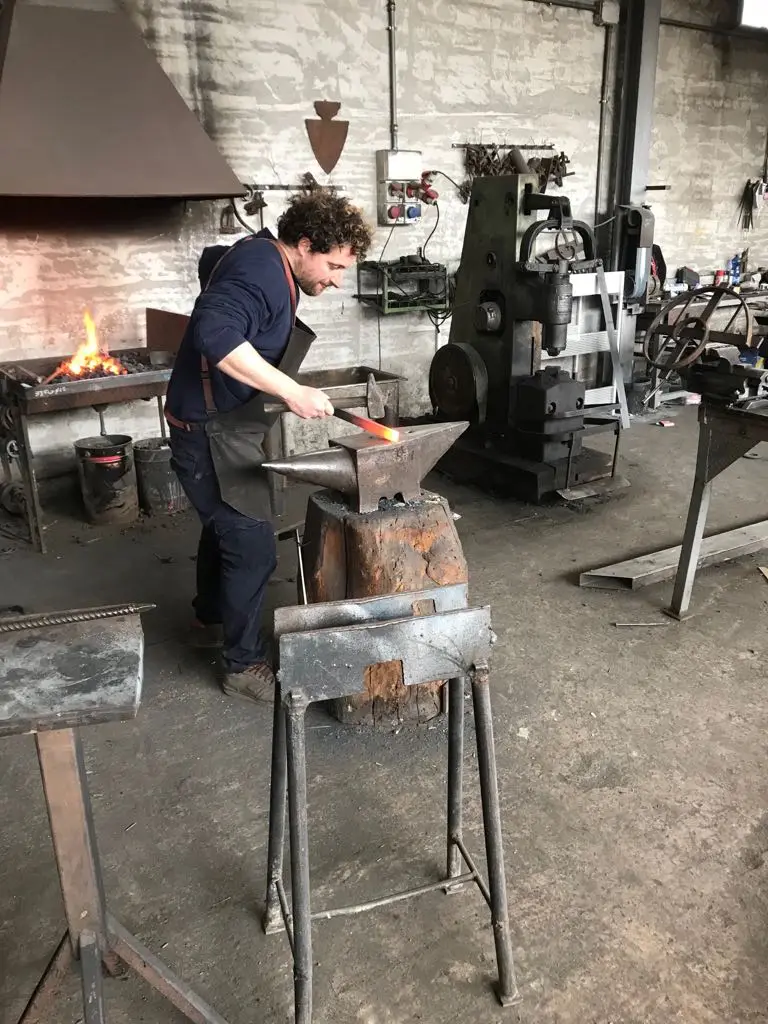 Lavorazione del metallo in officina (foto 139)