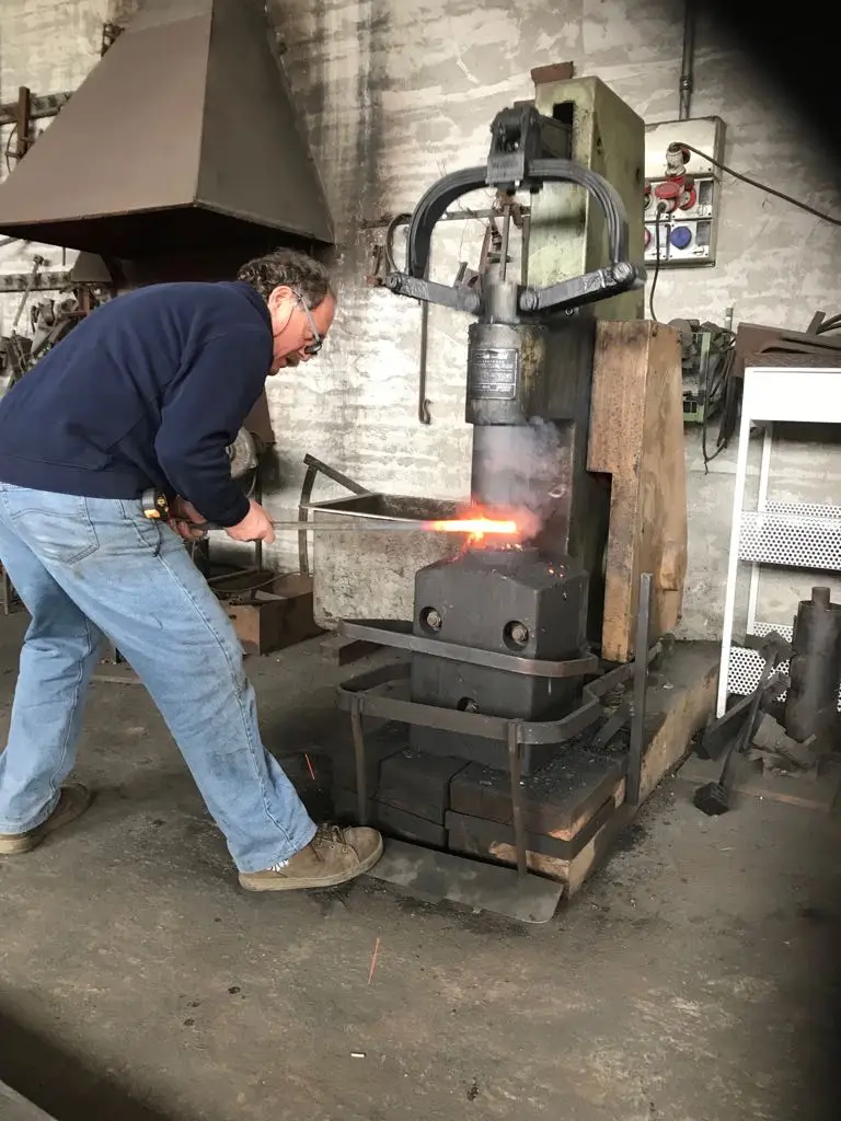 Lavorazione del metallo in officina (foto 141)