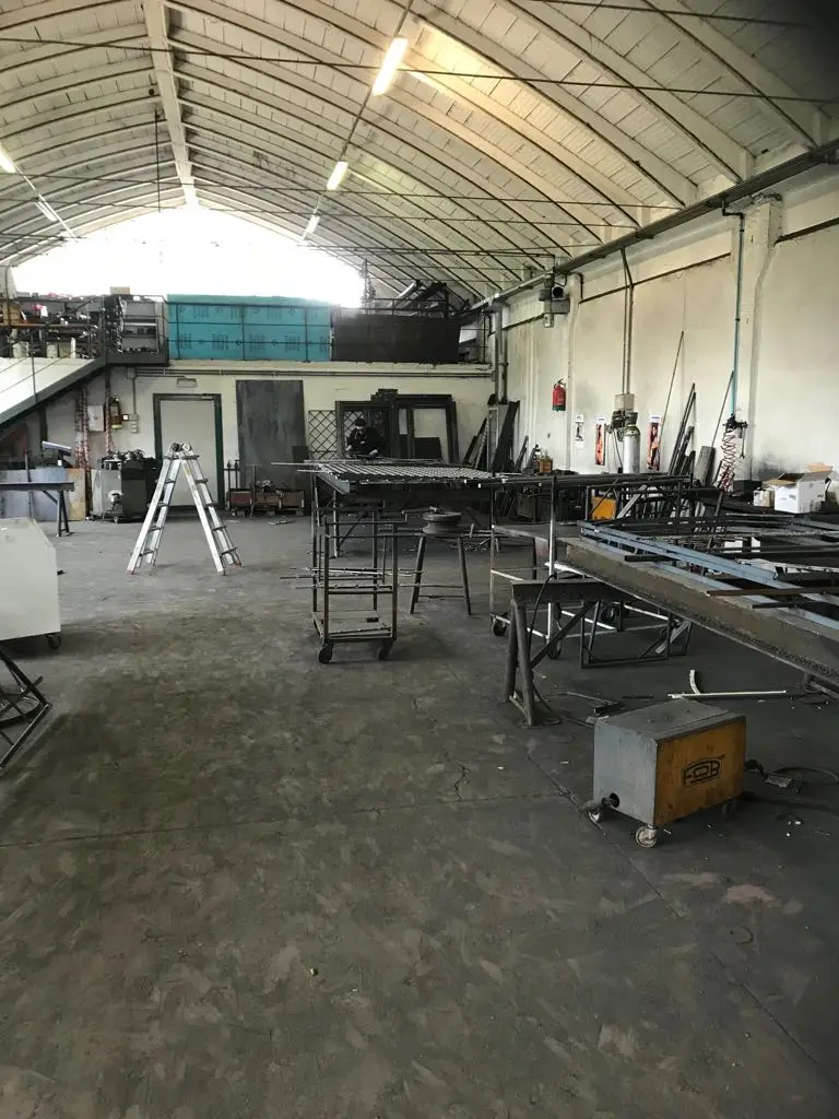 Lavorazione del metallo in officina (foto 142)