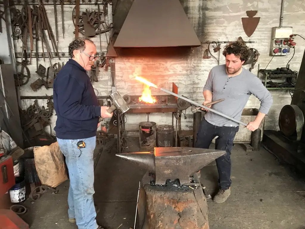 Padre e figlio alla forgia