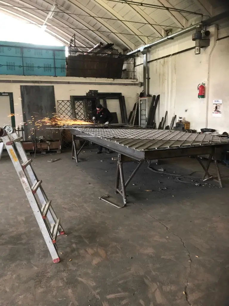 Lavorazione del metallo in officina (foto 146)