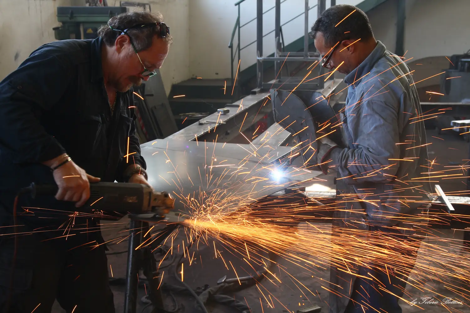Lavorazione del metallo in officina (foto 15)
