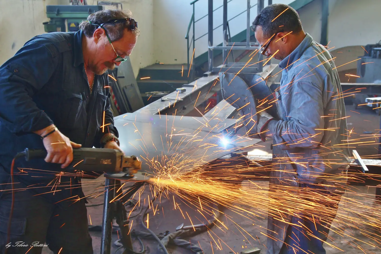 Lavorazione del metallo in officina (foto 16)