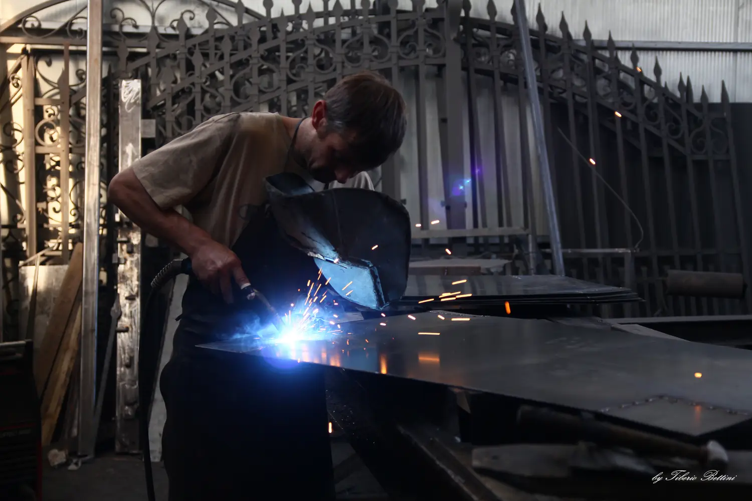 Lavorazione del metallo in officina (foto 3)