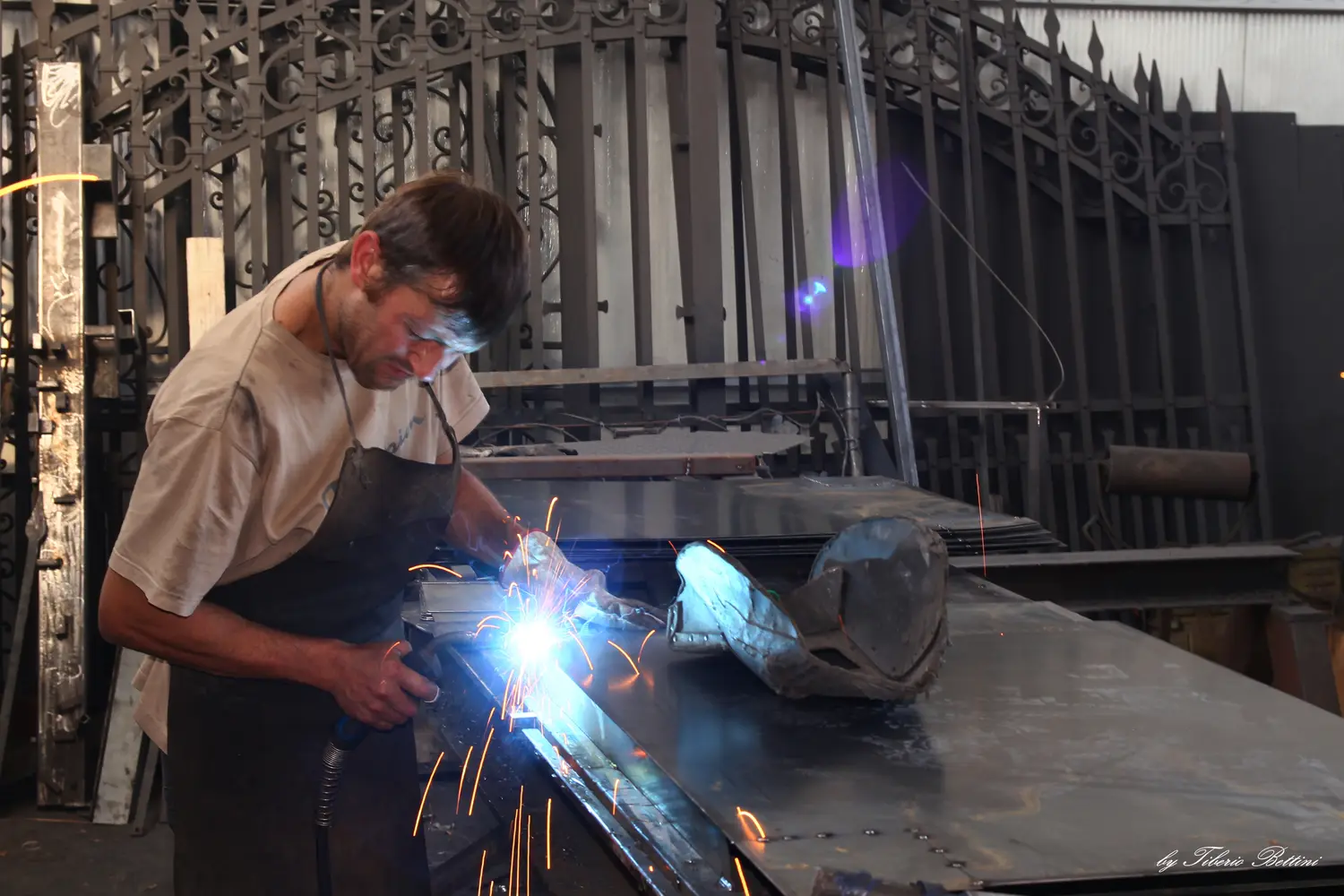 Lavorazione del metallo in officina (foto 4)