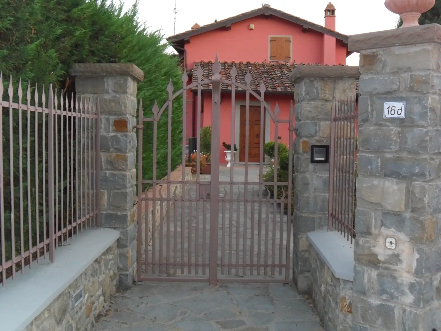 Cancello in ferro realizzato da Alamanni Fabbro (foto 49)