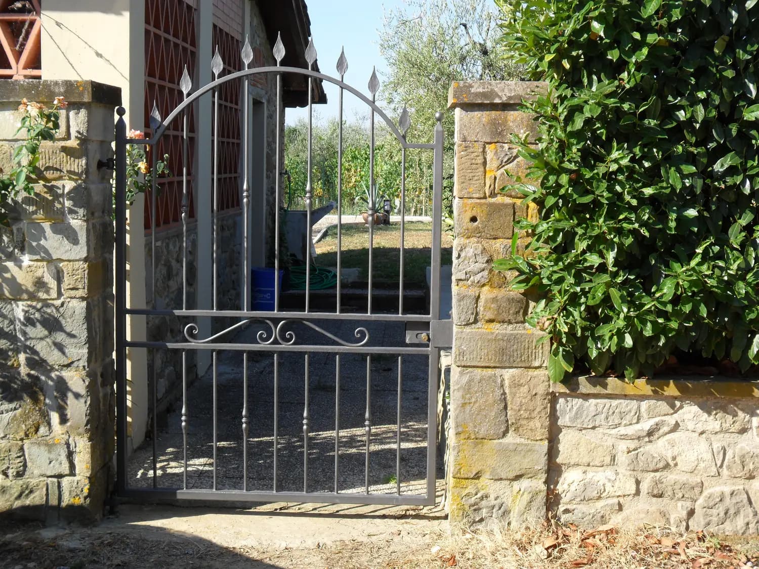 Cancello in ferro realizzato da Alamanni Fabbro (foto 56)