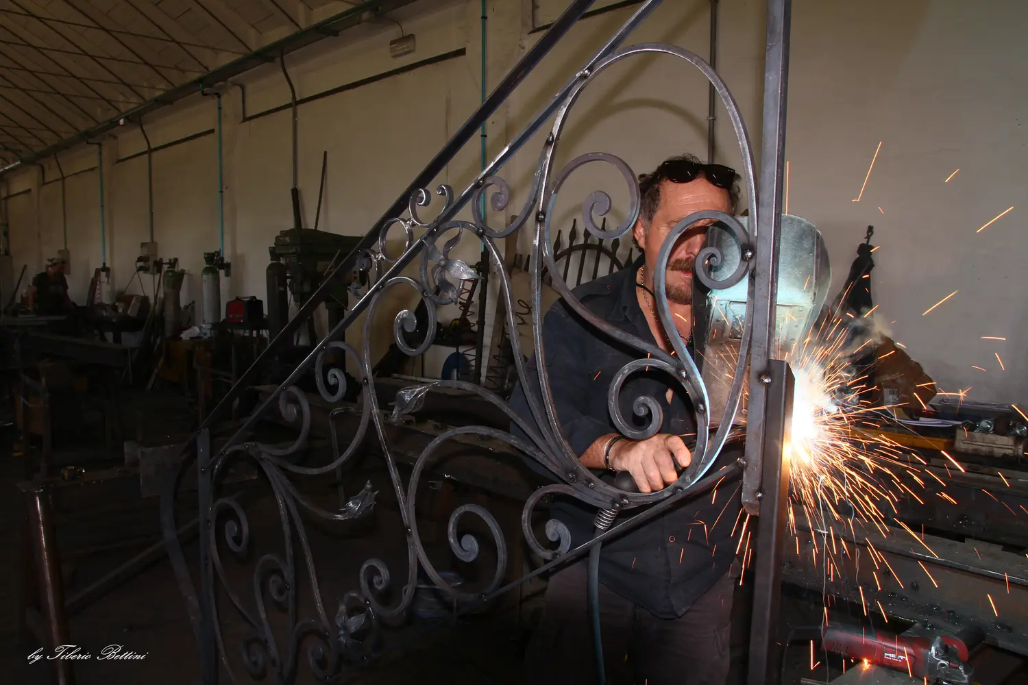 Lavorazione del metallo in officina (foto 6)
