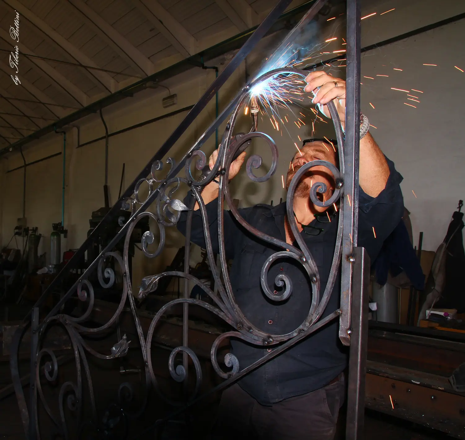 Lavorazione del metallo in officina (foto 8)