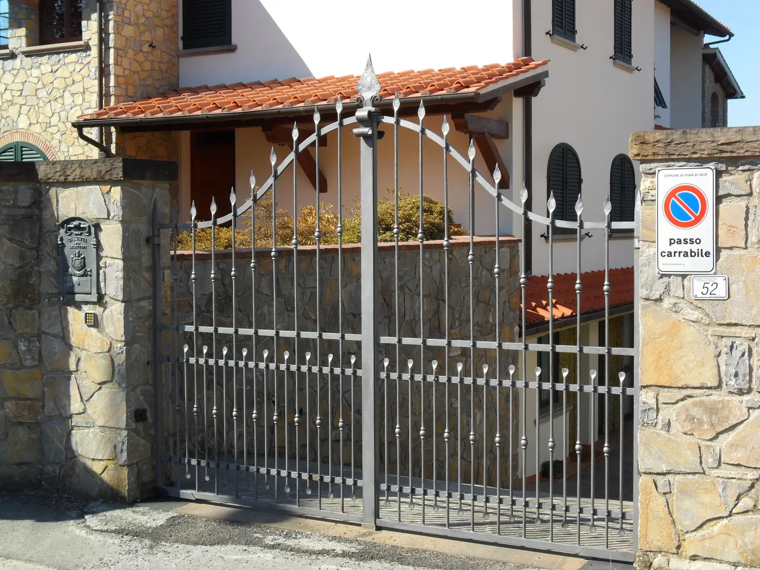 Cancello in ferro realizzato da Alamanni Fabbro (foto 85)