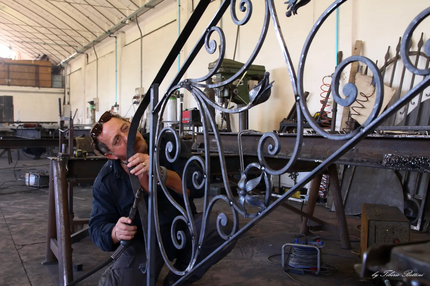 Lavorazione del metallo in officina (foto 9)